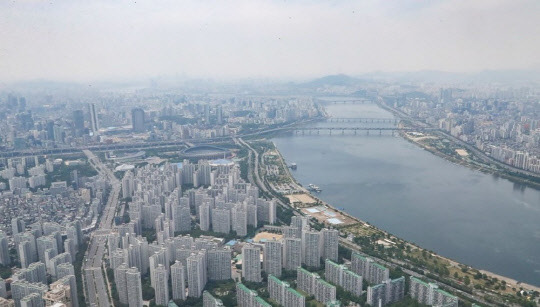 정부가 집값을 잡겠다며 고강도 규제 대책을 예고했지만 사정권에 든 지역들은 집값 상승폭을 더 키웠다. 사진은 서울 송파구 롯데월드타워 서울 스카이전망대에서 바라본 잠실 아파트 모습.<연합뉴스>