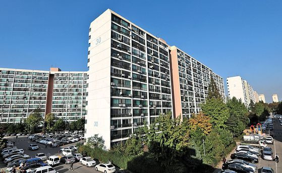 재건축 대장주로 꼽히는 서울 강남구 대치동 은마아파트 230여가구가 임대주택으로 등록돼 집 주인이 거주할 수 없다. 정부는 17일 발표한 부동산 대책에서 2년 이상 거주하지 않으면 분양 자격을 주지 않기로 했다.