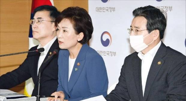 김현미 국토교통부 장관(가운데)은 17일 정부서울청사에서 규제 대상지역을 늘리고 대출 규제를 강화하는 내용의 부동산대책을 발표했다. 왼쪽부터 손병두 금융위원회 부위원장, 김 장관, 김용범 기획재정부 1차관.    /신경훈 기자 khshin@hankyung.com