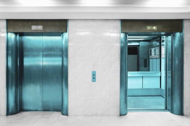 엘리베이터에 탑승하려는 사람을 보고도 '닫힘' 버튼을 눌러 상대방에게 상해를 입힌 30대 여성에게 벌금 100만원이 선고됐다. 사진은 기사와 무관함. /사진=게티이미지뱅크