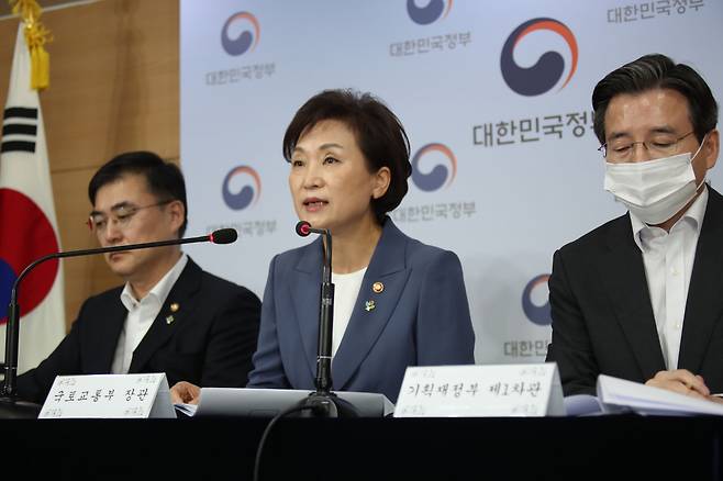 김현미 국토교통부 장관이 17일 정부서울청사 브리핑실에서 손병두 금융위원회 부위원장(왼쪽), 김용범 기획재정부 1차관과 함께 주택시장 안정을 위한 관리방안을 발표하고 있다.[연합]
