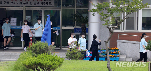 [전주=뉴시스] 김얼 기자 = 전북 전주시 전주여자고등학교에서 3학년 학생이 신종 코로나바이러스 감염증(코로나19) 확진자로 확정된 17일 학교 내부에 있던 학생들이 검사를 받기 위해 강당으로 이동하고 있다. 2020.06.17.pmkeul@newsis.com