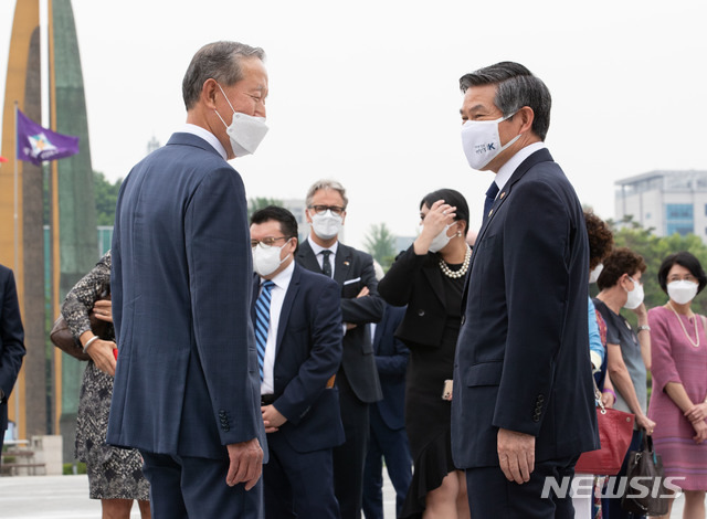 [서울=뉴시스] 박주성 기자 = 정경두 국방부 장관과 허창수 전경련 회장이 18일 오전 서울 용산 전쟁기념관 평화의 광장에서 6.25 전쟁 70주년 기념 참전국 대사 초청 감사행사 전 웃으며 이야기를 나누고 있다. 2020.06.18. photo@newsis.com