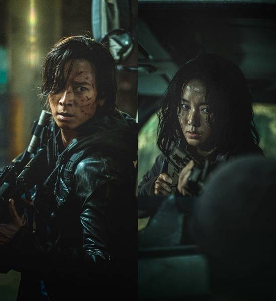 강동원(왼쪽)은 처절한 생존자 정석으로 이정현은 들개 소속 민정으로 분한다. /NEW 제공