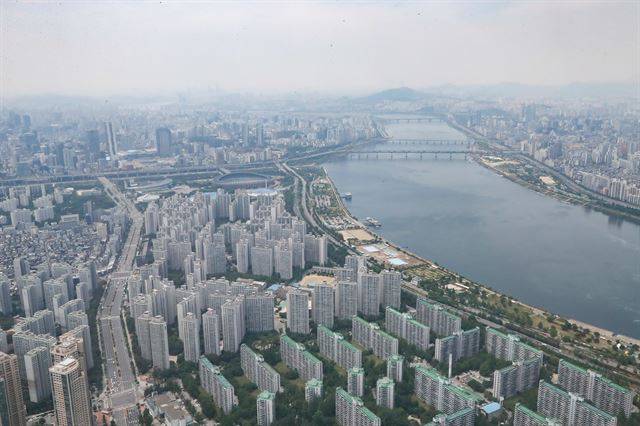 서울 송파구 롯데월드타워 서울 스카이전망대에서 바라본 잠실 아파트 모습. 연합뉴스