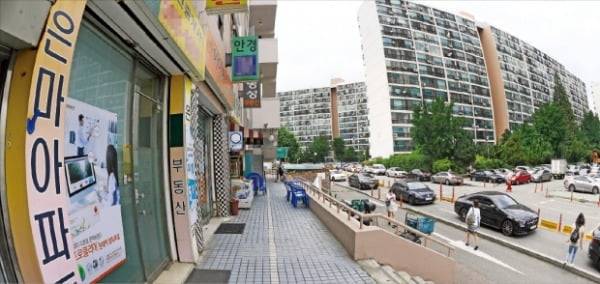 < 재건축 ‘바로미터’ 은마아파트 > 재건축 조합원 2년 실거주 요건이 생기고 토지거래허가제까지 적용되자 서울 강남구 대치동 은마아파트 호가가 내리고 있다. 사진은 중개업소가 밀집한 은마 단지 내 상가.  강은구  기자 egkang@hankyung.com