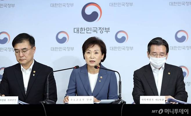 김현미 국토교통부 장관이 17일 오전 종로구 정부서울청사 합동브리핑실에서 갭투자 규제 관련 '주택시장 안정을 위한 관리방안'을 발표하고 있다. / 사진=이기범 기자 leekb@
