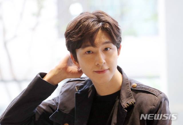 [서울=뉴시스] 전진환 기자 = 영화 '결백'의 배우 홍경이 17일 오후 서울 강남구의 한 카페에서 뉴시스와 인터뷰 중 포즈를 취하고 있다. 영화에서 홍경은 살인용의자로 몰린 엄마의 결백을 증명하는 주연배우 신혜선의 동생 정수역을 맡아 자폐성 장애인을 연기했다. 2020.06.19.   amin2@newsis.com