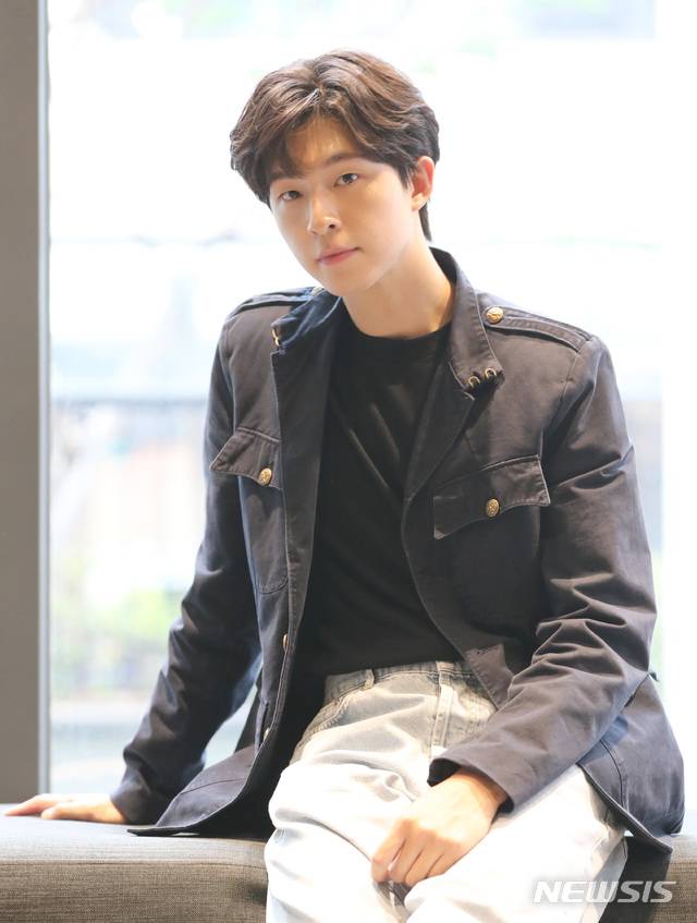 [서울=뉴시스] 전진환 기자 = 영화 '결백'의 배우 홍경이 17일 오후 서울 강남구의 한 카페에서 뉴시스와 인터뷰 중 포즈를 취하고 있다. 영화에서 홍경은 살인용의자로 몰린 엄마의 결백을 증명하는 주연배우 신혜선의 동생 정수역을 맡아 자폐성 장애인을 연기했다. 2020.06.19.   amin2@newsis.com