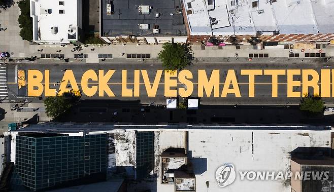 뉴욕 거리에 새겨진 '흑인 목숨도 소중하다' (브루클린 EPA=연합뉴스) 지난 16일(현지시간) 미국 뉴욕 브루클린 풀턴 거리에 '흑인 목숨도 소중하다' 문구가 큼지막하게 새겨져 있다. daeuliii@yna.co.kr