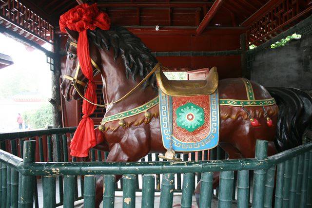 관우사 정자 속의 적토마.