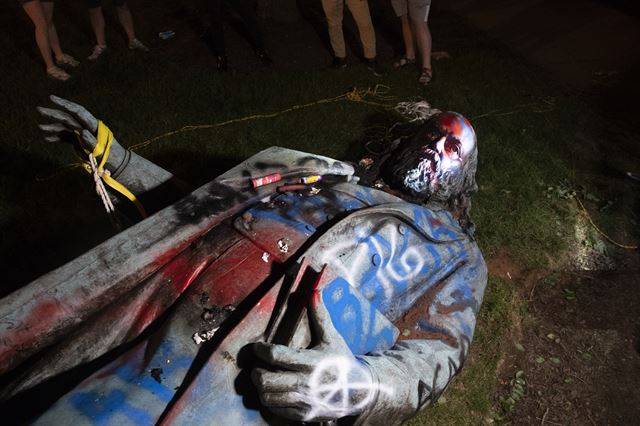 미국 워싱턴DC의 인종차별 항의 시위대는 19일 미국의 노예해방 기념일인 ‘준틴스 데이’를 맞아 노예제 존치를 주장했던 남부연합의 장군 앨버트 파이크의 동상을 밧줄로 끌어내리고, 낙서하고, 불태웠다. 워싱턴=EPA 연합뉴스