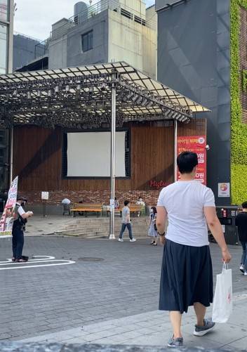 통풍이 잘돼 참 시원했다. 여름엔 치마가 제격인 것 같다./사진=남형도 기자 뒤통수 셀카