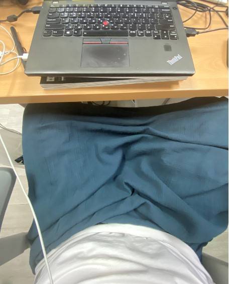 회사에서의 기본 자세. 편하니까, 업무가 더 잘 된다. 정말이다./사진=편안해서 나른한 남형도 기자