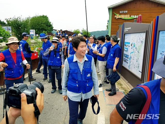 【서울=뉴시스】이인영 더불어민주당 원내대표는 8일 임진각 평화누리공원에서 지난달 27일부터 시작한 'DMZ 통일 걷기' 행사의 해단식을 진행했다. 2019.08.08. (사진=이인영의원실 제공) photo@newsis.com