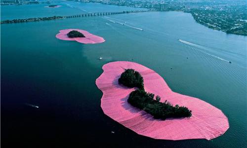 크리스토와 잔클로드의 또다른 대표작 ‘둘러싸인 섬’. 분홍색 천이 마이애미의 섬을 둘러싼 모습이 비현실적으로 아름답다. 카피라잇:Photo: Wolfgang Volz, Christo and Jeanne-Claude 공식 웹사이트
