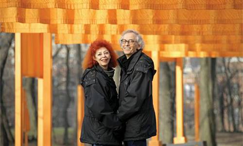 2005년 뉴욕 센트럴파크에서 열린 ‘더 게이츠’ 앞에 손잡고 서 있는 크리스토와 잔클로드.