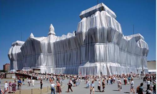 크리스토와 잔클로드가 독일 베를린에 위치한 제국의회 의사장을 포장한 모습.