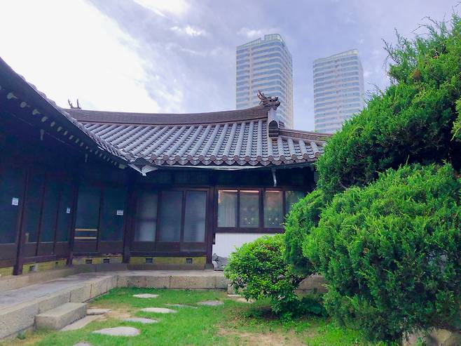 목포에 남은 청년들은 하나 둘 그들만의 공간을 만들기 시작했다. 춘화당 게스트하우스