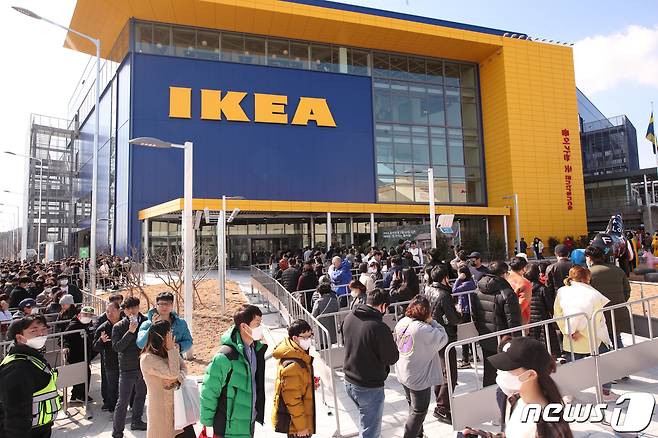 올해 2월 부산 오시리아 관광단지 내 개장한 이케아 동부산점을 찾은 고객들로 북적이고 있다. 이 매장은 국내 4번째 매장으로 영남권에서는 처음이다. 여주연 기자
