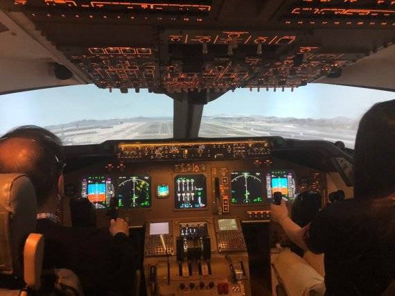 국립항공박물관에 설치된 보잉 747-400 비행 시뮬레이터. 기장 출신 교관이 탑승객에게 착륙과정을 설명하고 있다. 국립항공박물관 제공