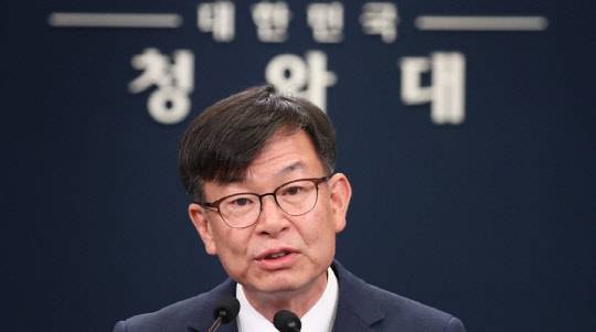 김상조(사진) 청와대 정책실장이 취임 1년을 맞은 21일 브리핑에서 6·17 대책에도 부동산 시장이 안정되지 않으면 더 강력한 대책을 계속해서 내놓겠다는 의지를 밝혔다.<연합뉴스>