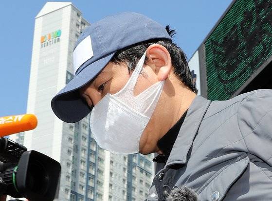 1조6000억원대 '라임 환매중단 사태'의 배후로 지목된 김봉현 전 스타모빌리티 회장이 지난 4월 26일 오전 경기도 수원시 영통구 수원남부경찰서에서 영장실질심사를 받기 위해 호송차로 향하고 있다. 뉴스1