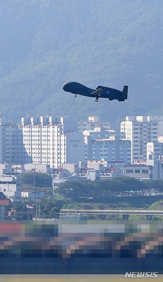 [사천=뉴시스]김선웅 기자 = 무인정찰기 글로벌호크(RQ-4)가 22일 오전 경남 사천시 모 부대에서 이륙하고 있다. 글로벌호크는 북한 전역의 군사 도발 움직임을 실시간 감지할 수 있는 ‘첩보 위성급’ 고고도 무인정찰기이다. 2020.06.22. mangusta@newsis.com