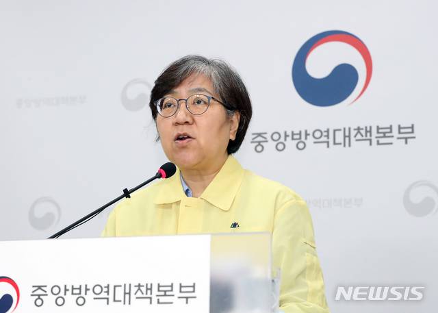 [청주=뉴시스]강종민 기자 = 정은경 중앙방역대책본부장(질병관리본부장)이 지난 12일 오후 충북 청주 질병관리본부에서 신종 코로나바이러스 감염증(코로나19) 국내 발생 현황에 대해 브리핑하고 있다. 2020.06.12.  ppkjm@newsis.com