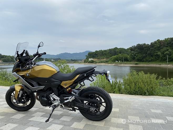 BMW 모토라드 F900 XR.&nbsp;형제 모델로는 네이키드&nbsp;바디를 갖춘&nbsp;F900 R이 있다