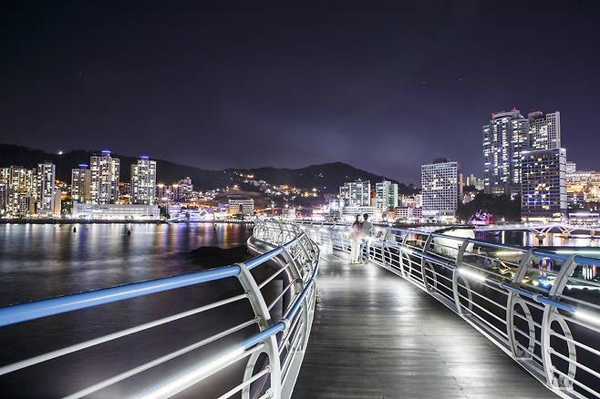 해변 도시 야경이 어우러진 송도구름산책로