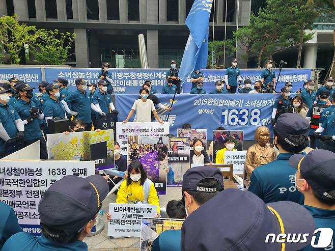 '반아베반일청년학생공동행동' 소속 대학생 10여명이 서울 종로구 평화의 소녀상 주변에서 농성을 벌이고 있다. © 뉴스1 이상학 기자