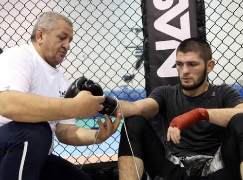 하빕의 아버지인 압둘마납이 하빕에게 글러브를 끼워주고 있다.