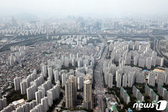 23일부터 서울 송파구 잠실동과 강남구 삼성·대치·청담동에서 토지거래허가제가 시행된다. 토지거래허가제는 주거지역에서 18㎡, 상업지역에선 20㎡ 넘는 토지를 살 때 지방자치단체의 허가를 받도록 하는 제도다. 아파트 등 주택은 전세를 낀 거래가 일절 금지되지만 상가 등은 일부 임대가 허용된다. 사진은 이날 서울 송파구 잠실동과 강남구 삼성동, 대치동 모습./뉴스1