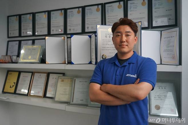 이중건 제트웨이크 대표. 부산 지역 완구제조업체에서 디자이너로 일했던 이 대표는 전동모토를 이용한 서핑보드 제작에 성공, 국내 특허 6개를 등록했다. /사진=김훈남 기자