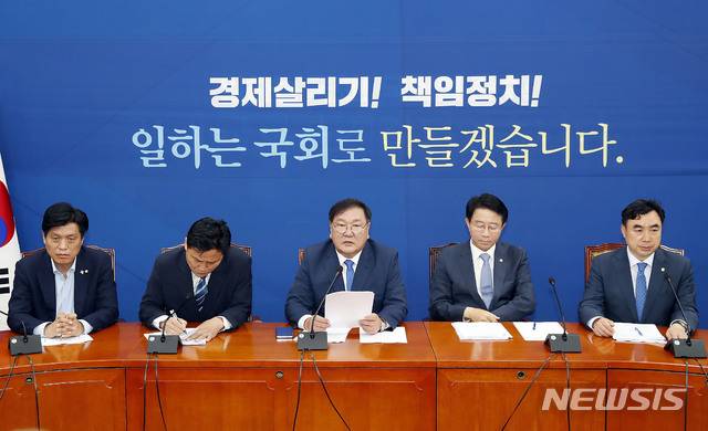 [서울=뉴시스] 최동준 기자 = 김태년 더불어민주당 원내대표가 23일 서울 여의도 국회에서 열린 원내대책회의에서 모두발언을 하고 있다. 2020.06.23.  photocdj@newsis.com