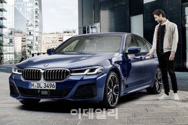 올해 하반기부터 생산되는 BMW 차량에서는 아이폰이나 애플워치를 이용해 문을 열거나 시동을 걸 수 있다. (사진= BMW)