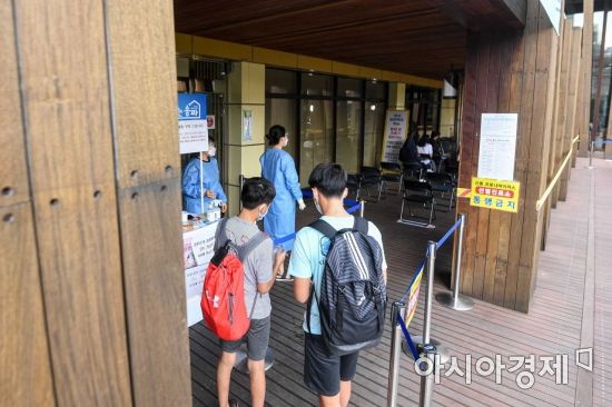 서울 송파구보건소에 마련된 선별진료소를 찾은 시민들이 검사를 받기 위해 기다리고 있다./강진형 기자aymsdream@