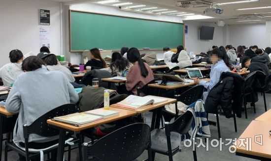 지난 1월2일 오전 서울 동작구 노량진에 위치한 한 공무원 시험 학원. 수험생들이 각자 공부에 몰두하고 있다. 사진=김슬기 인턴 기자 sabiduriakim@asiae.co.kr