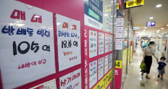정부가 23일 토지거래허가제를 전격 시행한 송파구 잠실동 일대의 한 부동산공인중개업소에 아파트 급매물 시세가 걸려 있다.<연합뉴스>