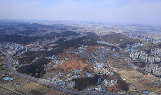 인천광역시가 투기과열지구로 지정되면서 인천 검단신도시 입주예정자들이 집단 반발에 나섰다. 이들은 부동산 규제가 형평성에 맞지 않게 일괄적으로 적용됐다고 주장했다. 사진은 인천 검단신도시 전경. <인천도시공사 제공>