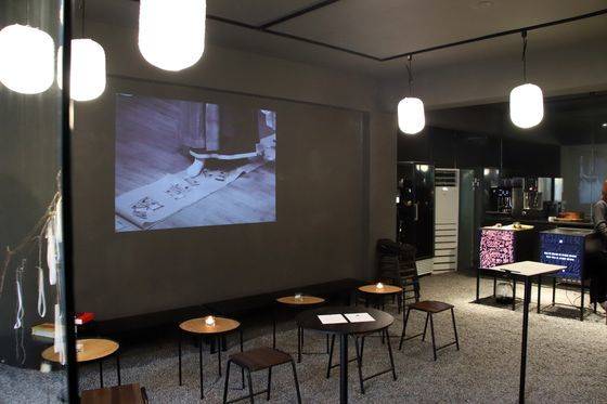 '성수당'은 무당의 본래 역할인 상담과 위로의 기능을 부각해 현대적인 콘텐트로 풀어낸 문화 프로젝트다. 사진은 성수당 내부. 스크린에선 김가근 선생이 굿하는 동영상이 재생되고 있다. 사진 필라멘트앤코