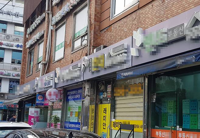 23일 토지거래허가구역으로 지정된 서울 강남구 대치동 일대 공인중개업소의 모습 [헤럴드경제DB]