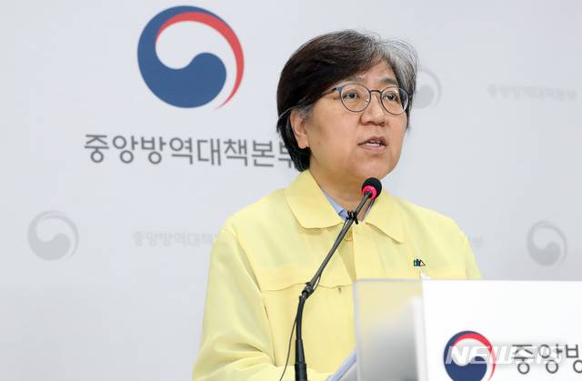 [청주=뉴시스]강종민 기자 = 정은경 중앙방역대책본부장(질병관리본부장)이 12일 오후 충북 청주 질병관리본부에서 신종 코로나바이러스 감염증(코로나19) 국내 발생 현황에 대해 브리핑하고 있다. 2020.06.12.  ppkjm@newsis.com