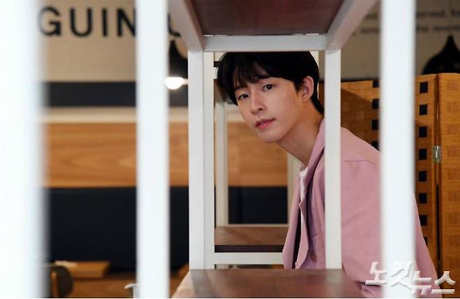 영화 '결백' 출연배우 홍경이 18일 오후 서울 마포구 한 카페에서 CBS노컷뉴스와 인터뷰 전 포즈를 취하고 있다. (사진=황진환 기자)