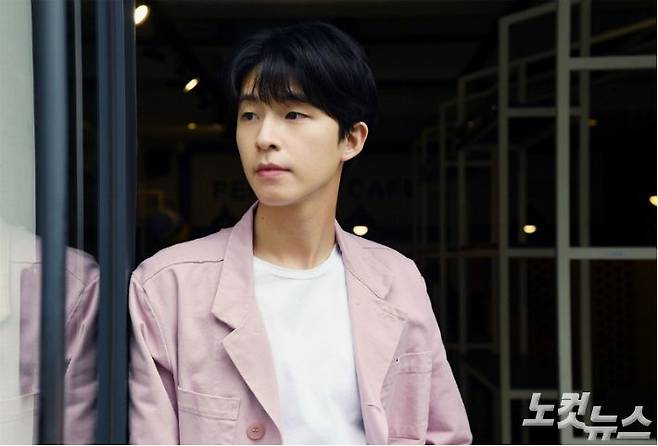 영화 '결백' 출연배우 홍경이 18일 오후 서울 마포구 한 카페에서 CBS노컷뉴스와 인터뷰 전 포즈를 취하고 있다. (사진=황진환 기자)