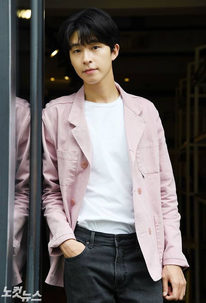 영화 '결백' 출연배우 홍경이 18일 오후 서울 마포구 한 카페에서 CBS노컷뉴스와 인터뷰 전 포즈를 취하고 있다. (사진=황진환 기자)