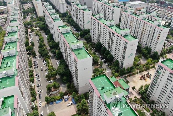 강도 높은 규제 받게 된 대전 부동산 시장 (대전=연합뉴스) 김준범 기자 = 17일 오전 대전시 서구 둔산동 아파트 단지 모습. 국토교통부는 이날 대덕구를 제외한 동·중·서·유성구를 투기과열지구로, 대전 전 지역을 조정대상지역으로 지정한다고 밝혔다. 2020.6.17 psykims@yna.co.kr