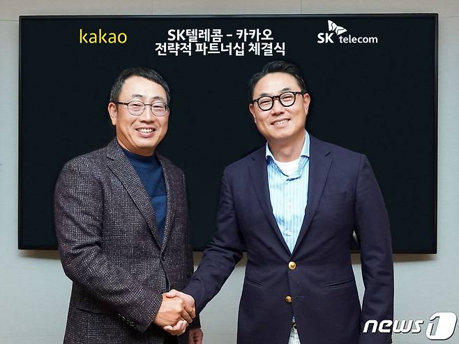 유영상 SK텔레콤 사업부장(왼쪽)과 여민수 카카오 공동대표 (SK텔레콤 제공) 2019.10.28/뉴스1
