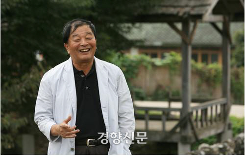 원로작가 양근승씨가 2007년 10월12일 집필실이 있는 충북 진천에서 경향신문과 인터뷰를 하고 있다. 경향신문 자료사진